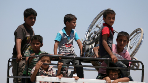 Muchachos en una camioneta pick-up siendo evacuados de los distritos del sur de la ciudad Manbij después de que los combatientes de las Fuerzas Democráticas Siria avanzasen hacia Alepo, Siria.- REUTERS / Rodi Said