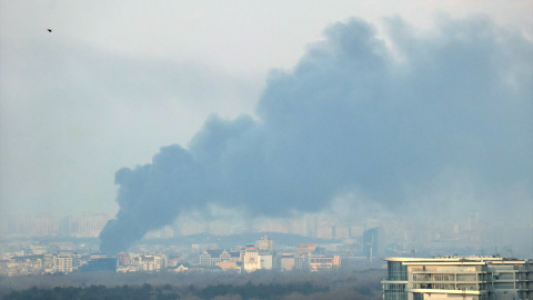 una columna de humo tras una bombardeo ruso sobre Kiev. una columna de humo tras una bombardeo ruso sobre Kiev.