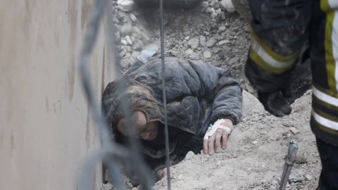 Los rescatistas ayudan a liberar de los escombros a un hombre atrapado tras un ataque masivo con misiles rusos en la ciudad ucraniana de Járkov, a 29 de diciembre de 2023. Los rescatistas ayudan a liberar de los escombros a un hombre atrapado tras un ataque masivo con misiles rusos en la ciudad ucraniana de Járkov, a 29 de diciembre de 2023.