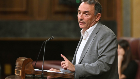 El diputado de Izquierda Unida y secretario general del PCE, Enrique Santiago, en la tribunal del Congreso. EFE/ Fernando Villar El diputado de Izquierda Unida y secretario general del PCE, Enrique Santiago, en la tribunal del Congreso. EFE/ Fernando Villar