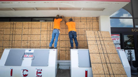 Los trabajadores cierran las ventanas en preparación para el huracán Dorian en Cocoa Beach, Florida, Estados Unidos. EFE / EPA / JIM LO SCALZO Los trabajadores cierran las ventanas en preparación para el huracán Dorian en Cocoa Beach, Florida, Estados Unidos. EFE / EPA / JIM LO SCALZO