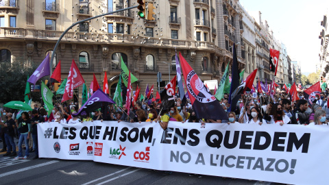 Imatge de la capçalera de la manifestació d'aquest dijous al centre de Barcelona per reclamar la regularització dels interins sense la necessitat d'oposicions. Imatge de la capçalera de la manifestació d'aquest dijous al centre de Barcelona per reclamar la regularització dels interins sense la necessitat d'oposicions.