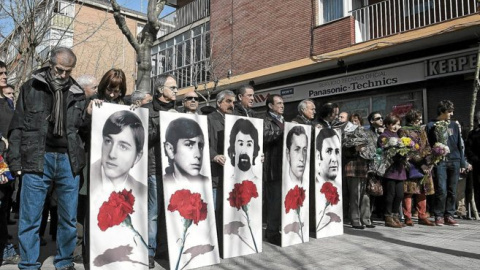 Homenaje a las víctimas del 3 marzo en el año 2013. EFE Homenaje a las víctimas del 3 marzo en el año 2013. EFE