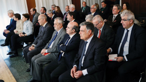 El exconsejero andaluz José Antonio Viera, en el centro de la imagen, en el banquillo con los otros 21 acusados del juicio de la pieza política de los ERE.. EFE/José Manuel Vidal El exconsejero andaluz José Antonio Viera, en el centro de la imagen, en el banquillo con los otros 21 acusados del juicio de la pieza política de los ERE.. EFE/José Manuel Vidal