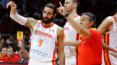 El seleccionador español de baloncesto, Sergio Scariolo (d), da instrucciones al base Ricky Rubio durante el partido ante Túnez correspondiente al Grupo C de la primera fase del Mundial de baloncesto 2019 que tiene lugar en China, disputado El seleccionador español de baloncesto, Sergio Scariolo (d), da instrucciones al base Ricky Rubio durante el partido ante Túnez correspondiente al Grupo C de la primera fase del Mundial de baloncesto 2019 que tiene lugar en China, disputado