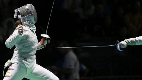 La esgrimista española Laia Vila (izq) se enfrenta a la estadounidense Dagmara Wozniak en un combate del tablón de 32 de sable individual femenino de los Campeonatos del Mundo de esgrima, En Moscú (Rusia) hoy, 14 de julio de 2015. EFE/Serge