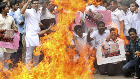 Miembros del Congreso Juvenil Indio (CJI) durante una protesta Nueva Delhi (India) contra las muertes de personas vinculadas a la investigación de un presunto caso de corrupción en Madhya Pradesh, hoy, martes 14 de julio de 2015. EFE/Harish