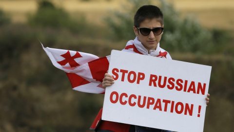 Un manifestante sujeta un cartel con las palabras "No a la ocupación rusa" durante una concentración anti-Rusia en Khurvaleti, Georgia, hoy 14 de julio de 2015. EFE/Zurab Kurtsikidze