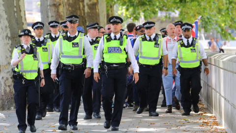 Un grupo de policías en las cercanías de Downing Street durante la jornada de protestas de este sábado.- Vickie Flores (EPA)
