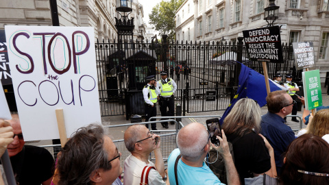 Manifestantes anti-brexit junto a las puertas de Downing Street en Whitehall.- Peter Nicholls (REUTERS)