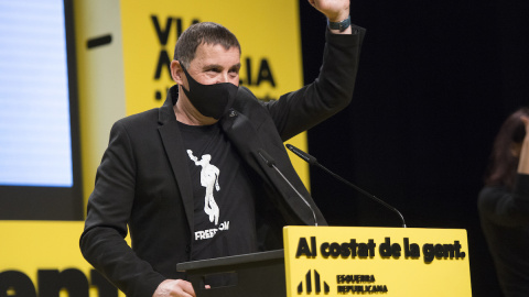 El líder de EH Bildu, Arnaldo Otegi, que goza de un permiso de semilibertad al haber accedido al tercer grado penitenciario, interviene durante un acto central de campaña electoral en Girona, a 7 de febrero de 2021. El líder de EH Bildu, Arnaldo Otegi, que goza de un permiso de semilibertad al haber accedido al tercer grado penitenciario, interviene durante un acto central de campaña electoral en Girona, a 7 de febrero de 2021.