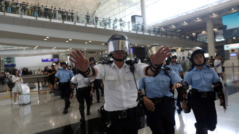 La policía antidisturbios despeja a los manifestantes que escaparon del Airport Express MRT durante un mitin en el Aeropuerto Internacional de Hong Kong en Hong Kong, China EFE / EPA / JEROME FAVRE La policía antidisturbios despeja a los manifestantes que escaparon del Airport Express MRT durante un mitin en el Aeropuerto Internacional de Hong Kong en Hong Kong, China EFE / EPA / JEROME FAVRE