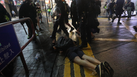 La policía antidisturbios despeja a los manifestantes que escaparon del Airport Express MRT durante un mitin en el Aeropuerto Internacional de Hong Kong en Hong Kong, China EFE / EPA / JEROME FAVRE La policía antidisturbios despeja a los manifestantes que escaparon del Airport Express MRT durante un mitin en el Aeropuerto Internacional de Hong Kong en Hong Kong, China EFE / EPA / JEROME FAVRE