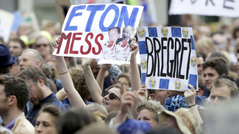 Pancartas de la marcha contra el Brexit.- REUTERS