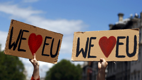 Pancartas de la manifestación contra el Brexit que rezan "Queremos a la UE".- REUTERS