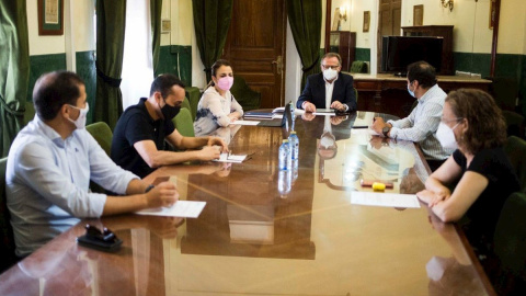 El Consejo de Gobierno de Melilla se ha reunido en la mañana de este martes de urgencia a raíz de la crisis migratoria que vive Ceuta. El Consejo de Gobierno de Melilla se ha reunido en la mañana de este martes de urgencia a raíz de la crisis migratoria que vive Ceuta.