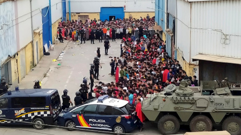 La Policía Nacional y el Ejército de Tierra vigila a cientos de inmigrantes tras su llegada este martes 18 de mayo de 2021 a Ceuta. La Policía Nacional y el Ejército de Tierra vigila a cientos de inmigrantes tras su llegada este martes 18 de mayo de 2021 a Ceuta.