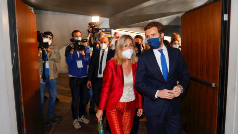 El presidente de PP, Pablo Casado, junto a la presidenta de la CEAPI, Núria Vilanova (c) a su llegada al IV Congreso Iberoamericano CEAPI este martes 18 de mayo de 2021. El presidente de PP, Pablo Casado, junto a la presidenta de la CEAPI, Núria Vilanova (c) a su llegada al IV Congreso Iberoamericano CEAPI este martes 18 de mayo de 2021.