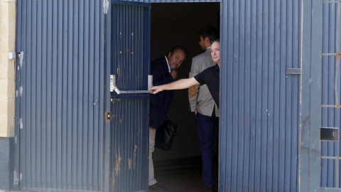 27/08/2019.- El gerente de Magrudis, la empresa que fabricaba la carne del brote de listeriosis, José Marín, cierra la puerta de la sede sevillana tras dejar pasar a su abogado. / EFE - DAVID ARJONA 27/08/2019.- El gerente de Magrudis, la empresa que fabricaba la carne del brote de listeriosis, José Marín, cierra la puerta de la sede sevillana tras dejar pasar a su abogado. / EFE - DAVID ARJONA