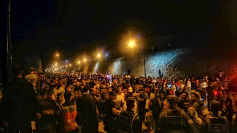 Jóvenes marroquíes esperan el momento de cruzar la frontera, por tierra o agua, este lunes en la localidad de Castillejos. en Marruecos. Jóvenes marroquíes esperan el momento de cruzar la frontera, por tierra o agua, este lunes en la localidad de Castillejos. en Marruecos.