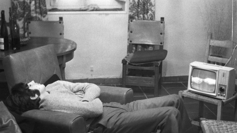 Serrat echando un pestañeo.- JOANA BIARNÉS