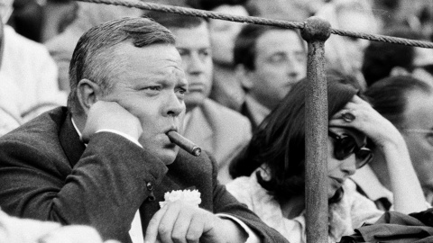 El mítico Orson Welles disfrutando de los toros (y de un buen puro).- JOANA BIARNÉS