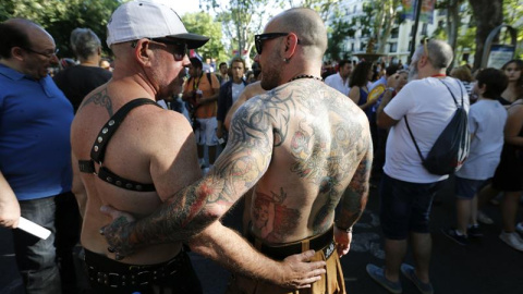 Asistentes a la manifestación del Orgullo LGTB más grande de Europa que recorre el centro de Madrid bajo el lema "Leyes por la igualdad real ¡ya!. Año de la visibilidad bisexual en la diversidad". EFE/Juan Carlos Hidalgo