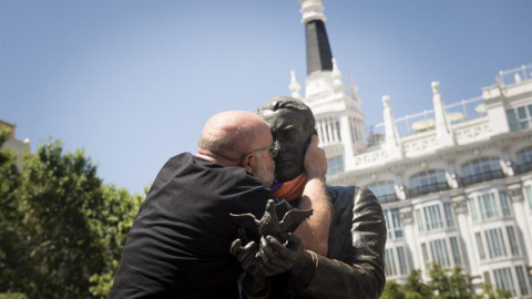 La Asociación para la Recuperación de la Memoria Histórica y la Asociación de Gitanas Feministas por la Diversidad organizan el acto "Memoria con orgullo, orgullo con memoria", celebrado ante la estatua de Federico García Lorca en la madril