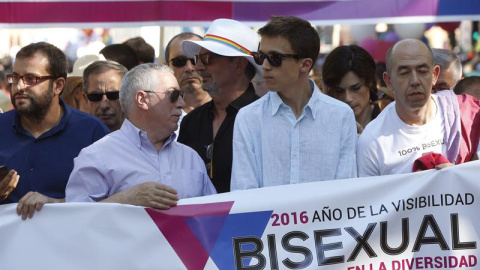 El secretario Político de Podemos, Íñigo Errejón (2d), junto al presidente de la FELGTB Jesús Generelo (d) durante la manifestación del Orgullo LGTB más grande de Europa que recorre el centro de Madrid bajo el lema "Leyes por la igualdad re