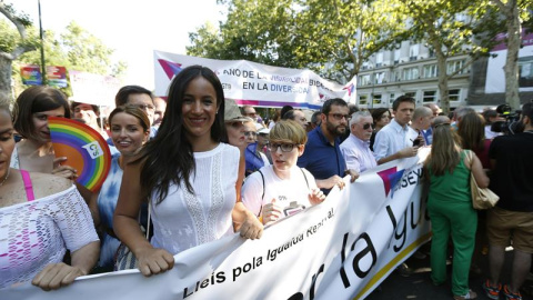 La portavoz de Ciudadanos en el Ayuntamiento de Madrid, Begoña Villacís (c-i), durante la manifestación del Orgullo LGTB más grande de Europa que recorre el centro de Madrid bajo el lema "Leyes por la igualdad real ¡ya!. Año de la visibilid