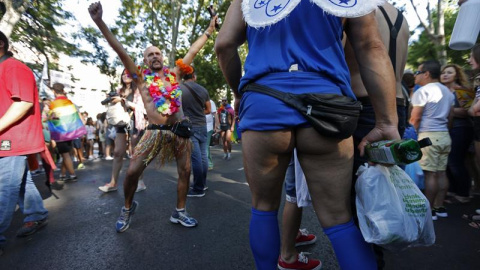 Asistentes a la manifestación del Orgullo LGTB más grande de Europa que recorre el centro de Madrid bajo el lema "Leyes por la igualdad real ¡ya!. Año de la visibilidad bisexual en la diversidad". EFE/Juan Carlos Hidalgo