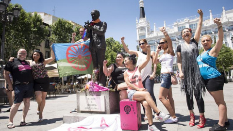 -La Asociación para la Recuperación de la Memoria Histórica y la Asociación de Gitanas Feministas por la Diversidad organizan el acto "Memoria con orgullo, orgullo con memoria", celebrado ante la estatua de Federico García Lorca en la madri