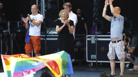 La alacaldesa de Madrid, Manuela Carmena (c), tras dirigirse a los asistentes a la manifestación del Orgullo LGTB más grande de Europa que ha recorrido el centro de Madrid bajo el lema "Leyes por la igualdad real ¡ya!. Año de la visibilidad