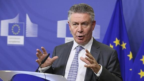Karel De Gutcht, en una imagen de archivo, cuando era Comisario de Comercio de la UE. / EFE Karel De Gutcht, en una imagen de archivo, cuando era Comisario de Comercio de la UE. / EFE