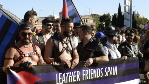 Asistentes a la manifestación del Orgullo LGTB más grande de Europa que recorre el centro de Madrid bajo el lema "Leyes por la igualdad real ¡ya!. Año de la visibilidad bisexual en la diversidad". EFE/Víctor Lerena