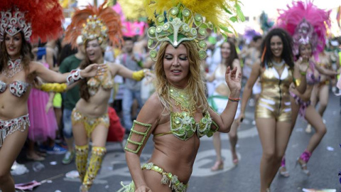Asistentes a la manifestación del Orgullo LGTB más grande de Europa que recorre el centro de Madrid bajo el lema "Leyes por la igualdad real ¡ya!. Año de la visibilidad bisexual en la diversidad". EFE/Víctor Lerena