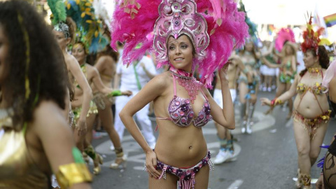 Una asistente a la manifestación del Orgullo LGTB más grande de Europa que recorre el centro de Madrid bajo el lema "Leyes por la igualdad real ¡ya!. Año de la visibilidad bisexual en la diversidad". EFE/Víctor Lerena