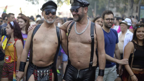 Asistentes a la manifestación del Orgullo LGTB más grande de Europa que recorre el centro de Madrid bajo el lema "Leyes por la igualdad real ¡ya!. Año de la visibilidad bisexual en la diversidad". EFE/Víctor Lerena