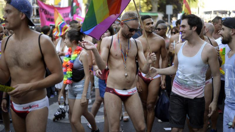 Asistentes a la manifestación del Orgullo LGTB más grande de Europa que recorre el centro de Madrid bajo el lema "Leyes por la igualdad real ¡ya!. Año de la visibilidad bisexual en la diversidad". EFE/Víctor Lerena