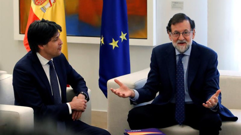 El presidente del Gobierno, Mariano Rajoy (d), conversa con el presidente de Societat Civil Catalana, José Rosiñol (i), durante el encuentro que han mantenido hoy en el Palacio de la Moncloa. EFE/ Juan Carlos Hidalgo El presidente del Gobierno, Mariano Rajoy (d), conversa con el presidente de Societat Civil Catalana, José Rosiñol (i), durante el encuentro que han mantenido hoy en el Palacio de la Moncloa. EFE/ Juan Carlos Hidalgo