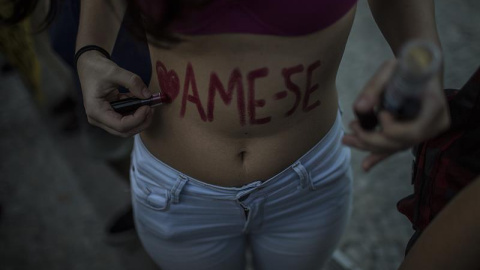 Mujeres participan en la "Marcha de las Putas" hoy, sábado 2 de julio de 2016, en la playa de Copacabana, en Río de Janeiro (Brasil). Un centenar de feministas participó hoy en la "Marcha de las Putas" en Río de Janeiro para protestar contr
