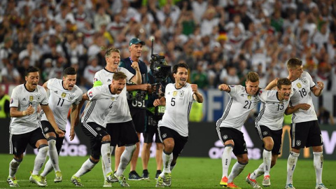 Los alemanes celebran la victoria en penaltis ante Italia.- EFE Los alemanes celebran la victoria en penaltis ante Italia.- EFE