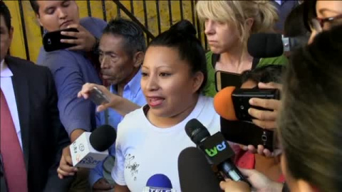 El Salvador libera a una mujer tras más de 10 años en prisión por abortar El Salvador libera a una mujer tras más de 10 años en prisión por abortar
