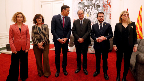 El presidente del Gobierno, Pedro Sánchez (3i), el presidente de la Generalitat, Quim Torra (3d), la vicepresidenta del Gobierno, Carmen Calvo (2i), la ministra de Política Territorial, Meritxell Batet (i), el vicepresident de la Generalita El presidente del Gobierno, Pedro Sánchez (3i), el presidente de la Generalitat, Quim Torra (3d), la vicepresidenta del Gobierno, Carmen Calvo (2i), la ministra de Política Territorial, Meritxell Batet (i), el vicepresident de la Generalita