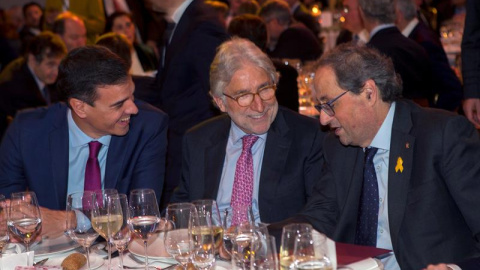 20/12/2018.- El presidente del Gobierno Pedro Sánchez (i), el presidente de la Generalitat de Cataluña Quim Torra (d) y el presidente de Foment Josep Sanchez Llibre (c) participan en la cena de la undécima edición de los premios Carles Ferr 20/12/2018.- El presidente del Gobierno Pedro Sánchez (i), el presidente de la Generalitat de Cataluña Quim Torra (d) y el presidente de Foment Josep Sanchez Llibre (c) participan en la cena de la undécima edición de los premios Carles Ferr