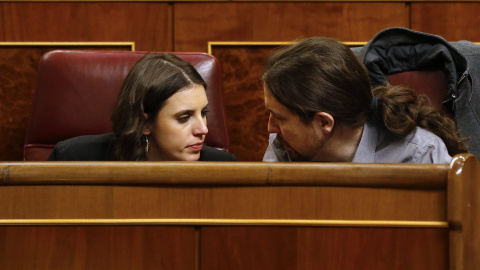 El líder de Podemos, Pablo Iglesias, conversa con la portavoz parlamentaria del partido, Irene Montero, esta tarde en el pleno del Congreso. EFE/J.P. Gandul El líder de Podemos, Pablo Iglesias, conversa con la portavoz parlamentaria del partido, Irene Montero, esta tarde en el pleno del Congreso. EFE/J.P. Gandul