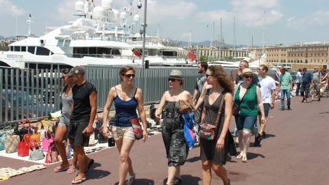 El 'top manta' de la Barceloneta.