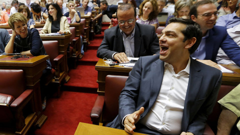Tsipras, rodeado de fotógrafos antes de la reunión de su grupo parlamentario en Atenas. REUTERS/Yannis Behrakis Tsipras, rodeado de fotógrafos antes de la reunión de su grupo parlamentario en Atenas. REUTERS/Yannis Behrakis
