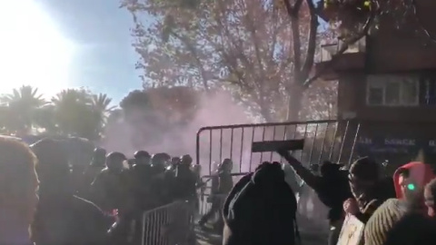 Los Mossos cargan contra manifestantes en Drassanes Los Mossos cargan contra manifestantes en Drassanes