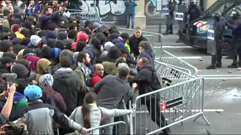 Momentos de tensión en VÃa Laietana entre Mossos y manifestantes Momentos de tensión en VÃa Laietana entre Mossos y manifestantes
